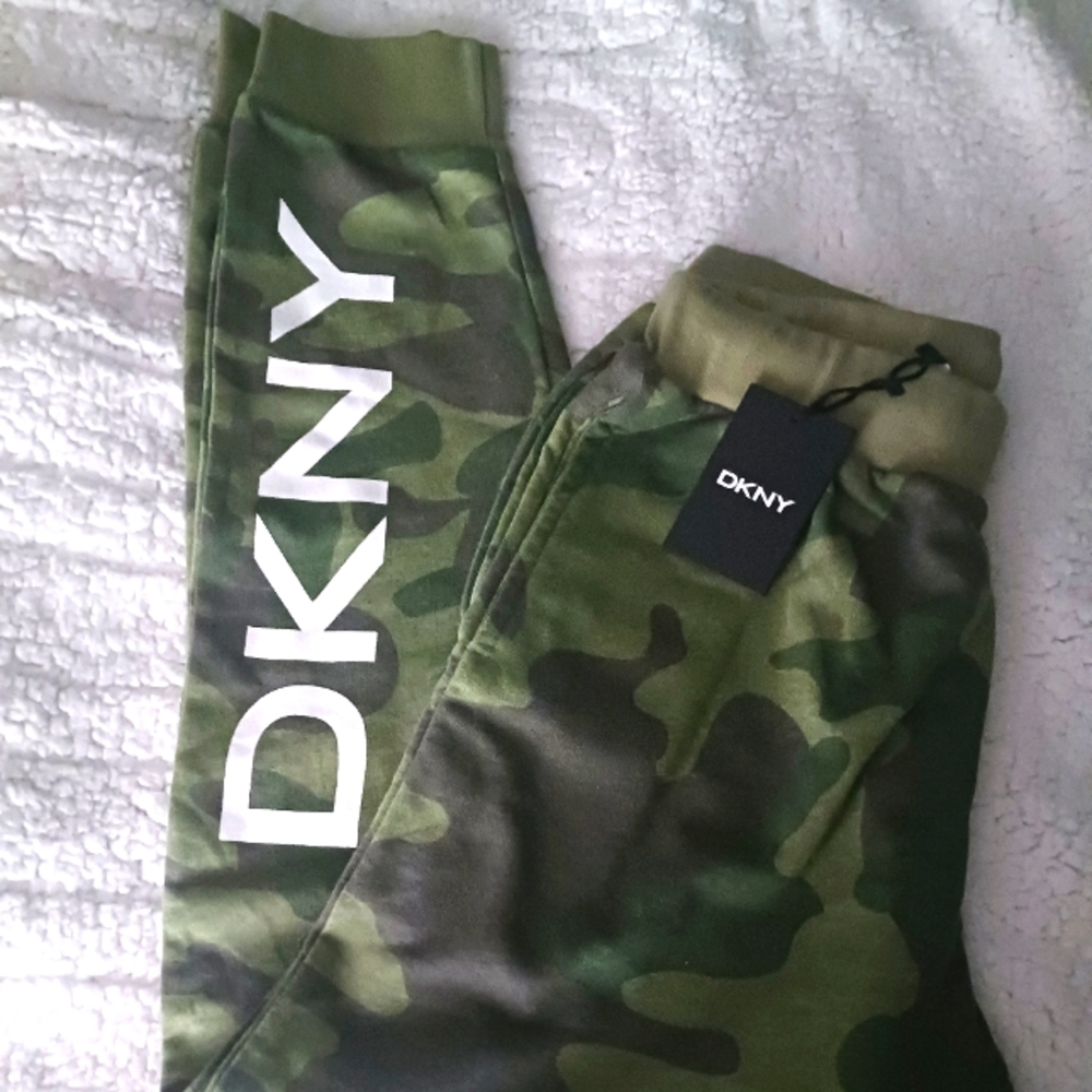 NWT DKNY size M camo sweat pants